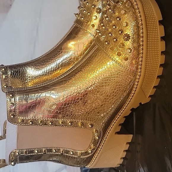 women's size 9 gold color booties - Picture 2 of 6